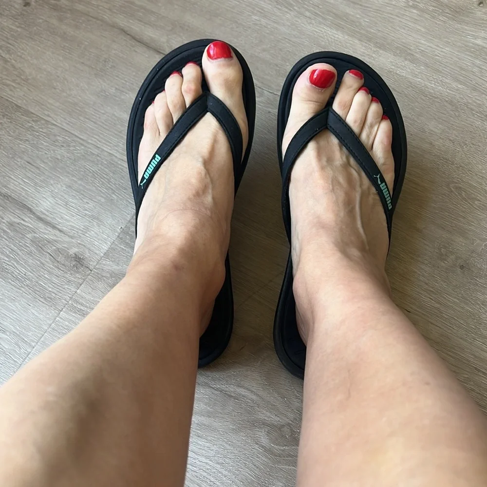 Two pairs of flip flop (Teva & Puma) both in size 8 and color black and brown - Picture 5 of 11